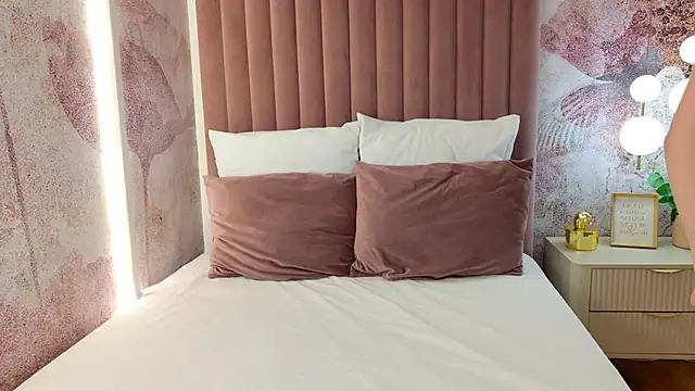 SophieFinn online show from April 28, 2026, 2:43 pm