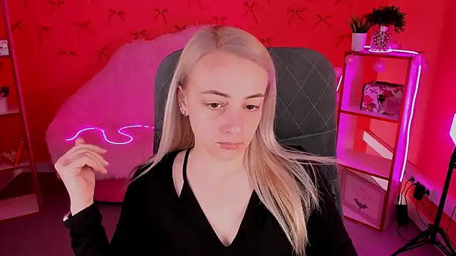 CarolMoor online show from April 21, 2026, 9:16 am