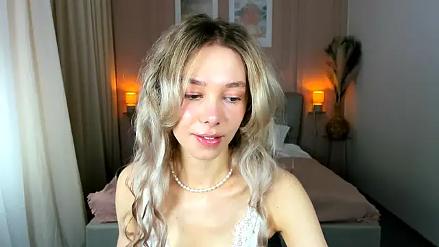 LuluAlis online show from May 4, 2026, 1:03 pm