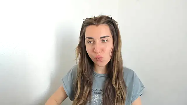 summmmersky1 online show from April 11, 2026, 1:37 pm