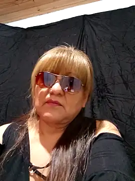 luanacurvy online show from April 22, 2026, 10:05 pm