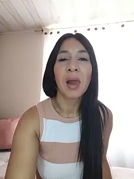 Camillemonroe  online show from May 15, 2026, 12:36 pm