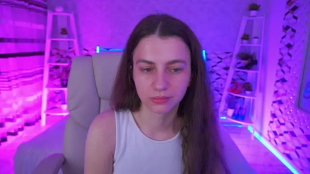 LittleJulii online show from May 26, 2026, 6:22 am