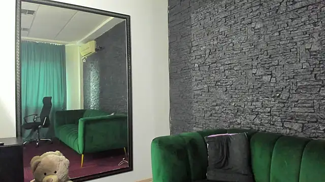 DiamondMilff online show from March 21, 2026, 8:19 am