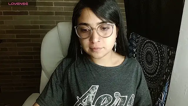 sweet-little online show from April 9, 2026, 1:18 am