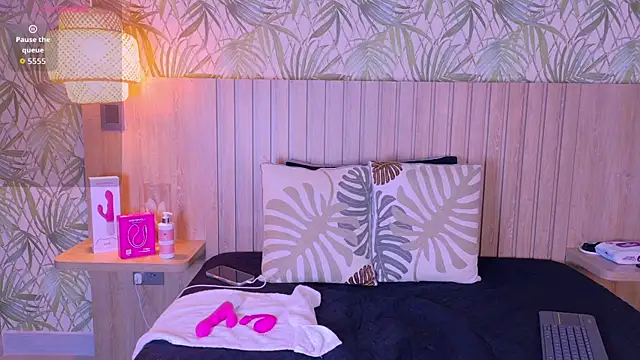 EmmaCollins01 online show from April 25, 2026, 11:57 am