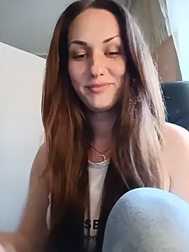 Snapshot of LunaCrystall chatting on May 19, 2026, 3:41 pm LunaCrystall online show from May 19, 2026, 3:41 pm