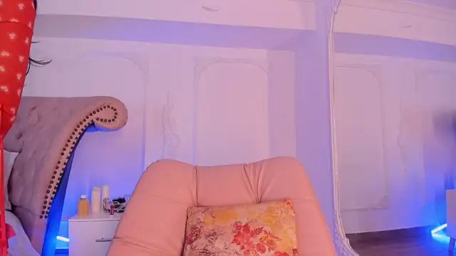 LucianaBlanco  online show from May 17, 2026, 2:39 pm
