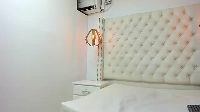 JEAN LEWIS2 online show from April 22, 2026, 7:20 pm