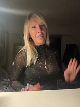 Snapshot of AtomBlondy chatting on March 15, 2026, 9:22 pm AtomBlondy online show from March 15, 2026, 9:22 pm