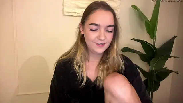 Snapshot of RoxyWet chatting on May 31, 2026, 12:22 pm RoxyWet online show from May 31, 2026, 12:22 pm