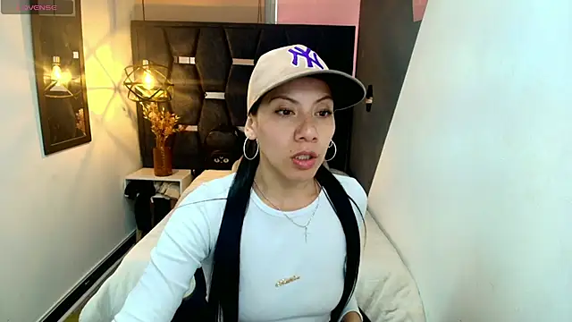 Snapshot of Abril_Fox__ chatting on May 7, 2026, 8:23 pm Abril Fox online show from May 7, 2026, 8:23 pm