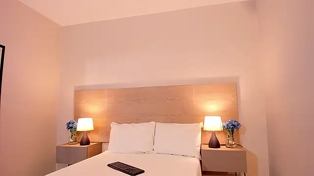 isabellathomass online show from April 20, 2026, 7:15 pm