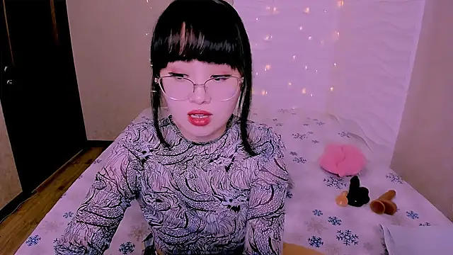 Akiko Yun online show from February 3, 2026, 11:37 am