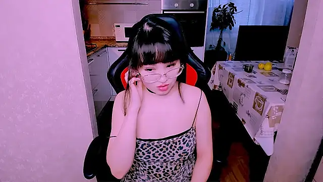 Akiko Yun online show from February 14, 2026, 11:32 am