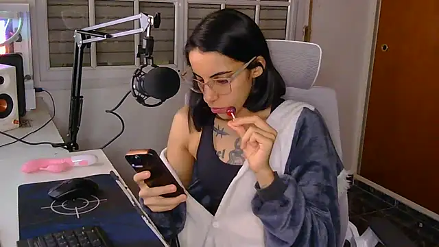 Snapshot of Poison_Ivy_29 chatting on April 9, 2026, 2:46 am Poison Ivy 29 online show from April 9, 2026, 2:46 am
