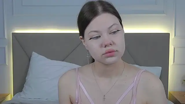 Sophie Rays online show from April 19, 2026, 4:02 am