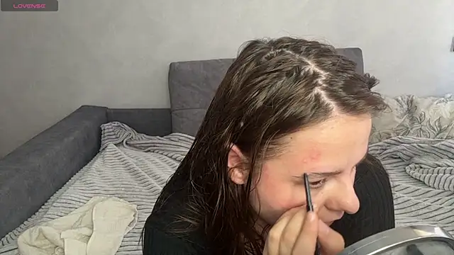 Ellaizatelly online show from April 15, 2026, 9:37 am