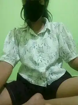 nidhiyadav00 online show from May 3, 2026, 8:34 pm
