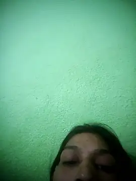 nidhiyadav00 online show from April 7, 2026, 7:04 pm