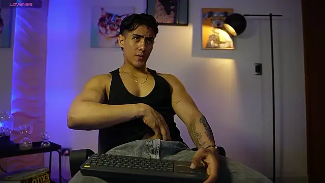 Snapshot of Tayler_Cross_ chatting on March 14, 2026, 12:44 pm Tayler Cross online show from March 14, 2026, 12:44 pm