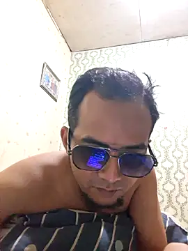 Molgavaliant online show from March 28, 2026, 10:49 am