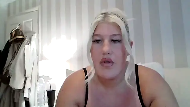 Snapshot of Lexi_Laura chatting on May 12, 2026, 7:53 pm Lexi Laura online show from May 12, 2026, 7:53 pm
