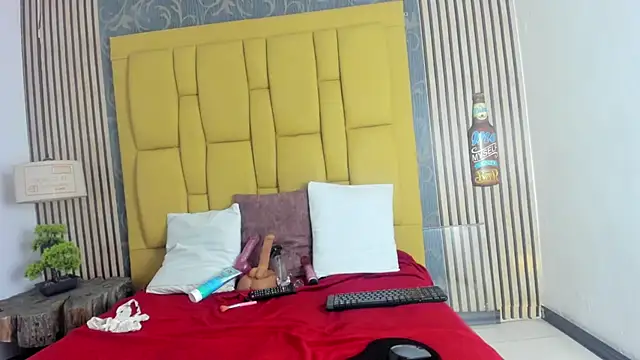  karlaruso online show from April 13, 2026, 5:28 pm