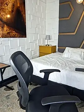 Snapshot of Allison_Owenns chatting on April 7, 2026, 5:53 am Allison Owenns online show from April 7, 2026, 5:53 am