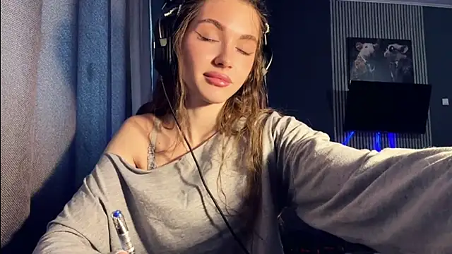 Snapshot of Veluxe chatting on March 15, 2026, 12:23 pm Veluxe online show from March 15, 2026, 12:23 pm