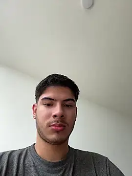 Snapshot of ApoloGray__ chatting on April 17, 2026, 6:44 pm ApoloGray online show from April 17, 2026, 6:44 pm