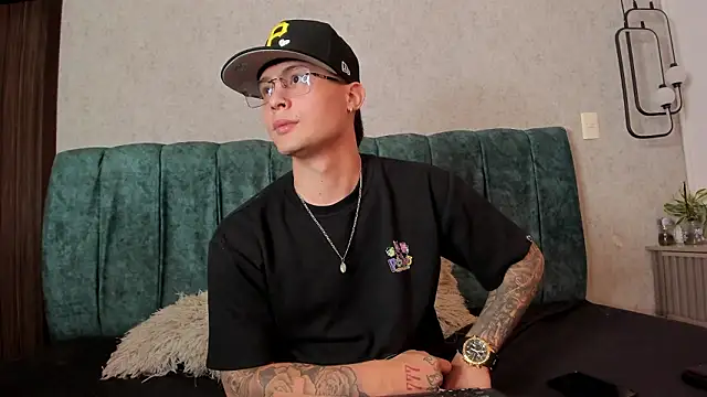 Santii Twink online show from March 18, 2026, 5:43 am