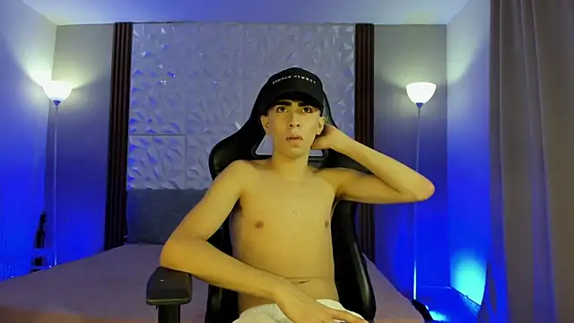 Michaell twinkk  online show from March 16, 2026, 6:17 am