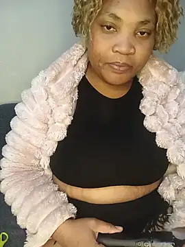 Snapshot of BeverlyQueen15 chatting on July 5, 2026, 6:04 pm BeverlyQueen15 online show from July 5, 2026, 6:04 pm