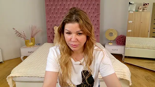 Snapshot of Eloises chatting on May 23, 2026, 7:18 am Eloises online show from May 23, 2026, 7:18 am