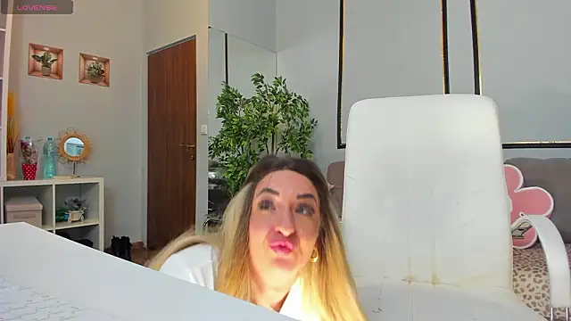 Snapshot of ElyssaVibe chatting on March 18, 2026, 11:48 pm ElyssaVibe online show from March 18, 2026, 11:48 pm