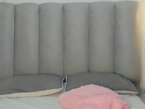 Snapshot of Valentina_lux1 chatting on April 5, 2026, 12:17 am Valentina lux1 online show from April 5, 2026, 12:17 am