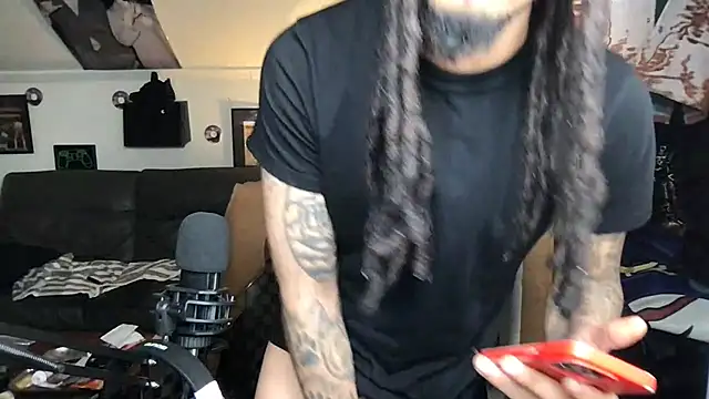 chasehilfiger29 online show from March 16, 2026, 6:28 am