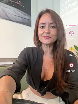Snapshot of skarletthorne chatting on June 4, 2026, 9:25 am skarletthorne online show from June 4, 2026, 9:25 am