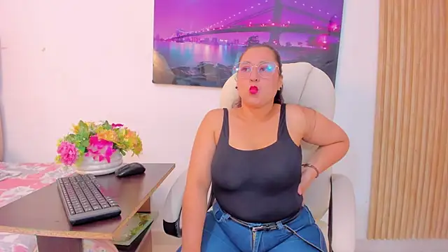Reina Mia1 online show from April 28, 2026, 11:42 pm