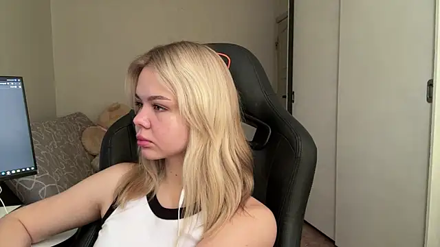 Snapshot of Avadream chatting on March 17, 2026, 9:23 am Avadream online show from March 17, 2026, 9:23 am