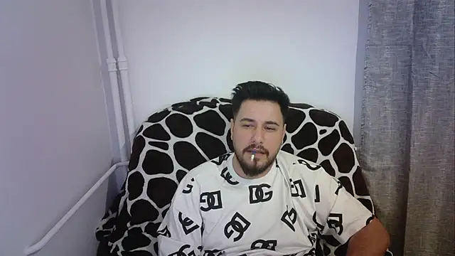 Snapshot of Gianiboy99 chatting on May 10, 2026, 1:42 am Gianiboy99 online show from May 10, 2026, 1:42 am