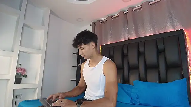 Snapshot of MaxiimoRomano_ chatting on June 17, 2026, 4:17 pm MaxiimoRomano online show from June 17, 2026, 4:17 pm
