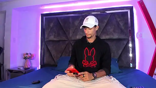 MaxiimoRomano  online show from March 18, 2026, 12:08 pm