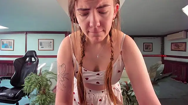 Snapshot of Kirarustle1 chatting on May 28, 2026, 1:46 am Kirarustle1 online show from May 28, 2026, 1:46 am