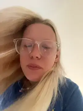 LeniMaria online show from April 29, 2026, 4:33 pm