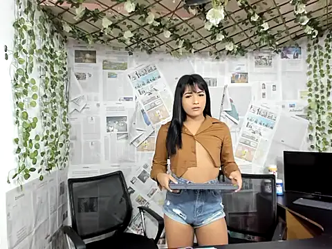 Nahomi hot 77 online show from June 18, 2026, 1:16 pm