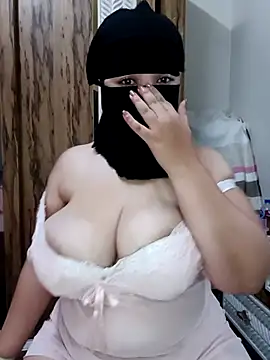 Snapshot of queen_lily chatting on July 13, 2026, 6:40 pm queen lily online show from July 13, 2026, 6:40 pm