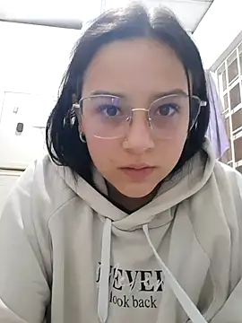 Snapshot of Lauqueen77 chatting on March 30, 2026, 10:00 pm Lauqueen77 online show from March 30, 2026, 10:00 pm