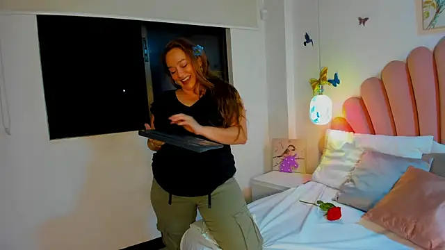 Snapshot of SabrinaVantress chatting on June 25, 2026, 4:21 am SabrinaVantress online show from June 25, 2026, 4:21 am